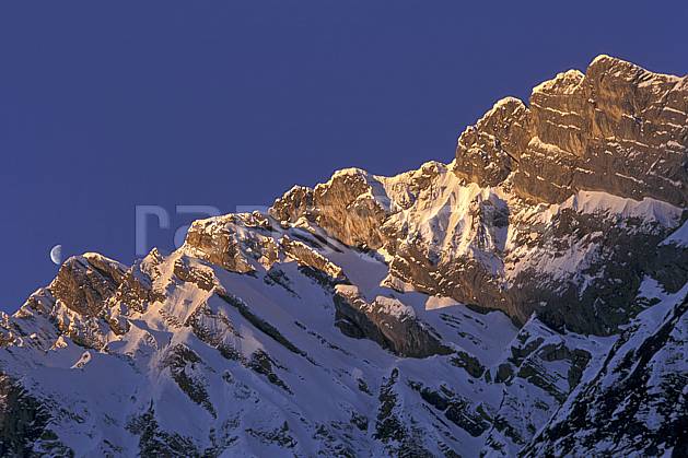 aa1116-08LE : La Blonière, Aravis, Haute-Savoie, Alpes. Europe, CEE, ciel bleu, aurore, falaise, C02, C01 lune, moyenne montagne, paysage, Annecy 2018 (France).