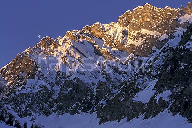 aa1116-11LE : La Blonière, Aravis, Haute-Savoie, Alpes. Europe, CEE, ciel bleu, aurore, falaise, C02, C01 lune, moyenne montagne, paysage, Annecy 2018 (France).