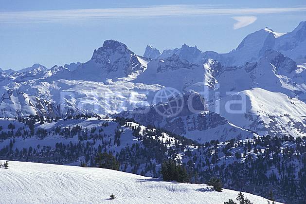aa1119-13LE : Pointe Percée & Aravis, Haute-Savoie, Alpes. Europe, CEE, ciel voilé, chaine de montagnes, C02, C01 moyenne montagne, paysage, Annecy 2018 (France).