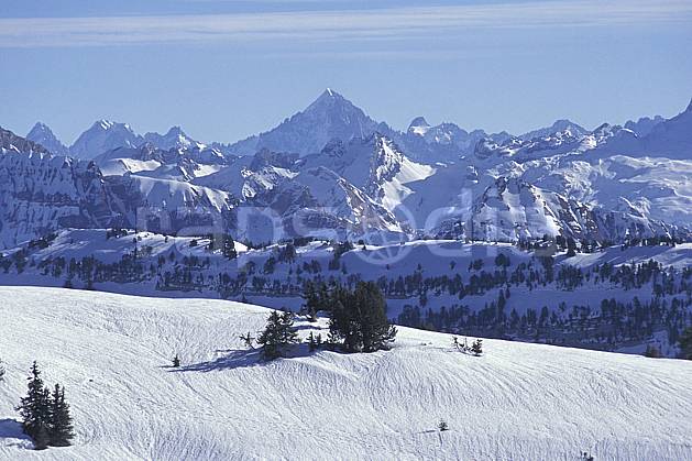 aa1119-15LE : Aravis, Haute-Savoie, Alpes. Europe, CEE, ciel voilé, chaine de montagnes, C02, C01 moyenne montagne, paysage, Annecy 2018 (France).