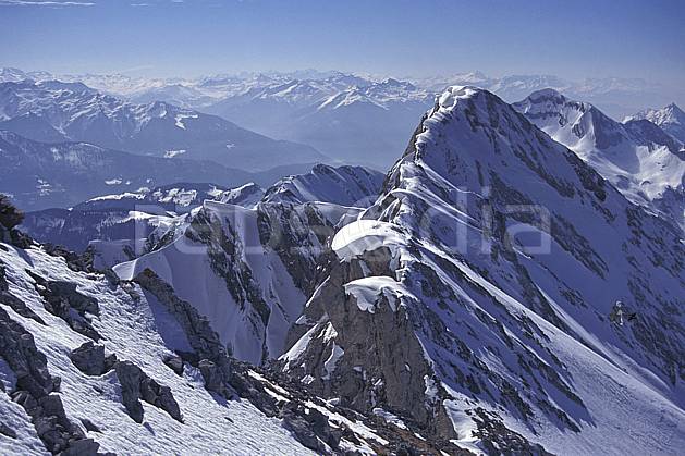 aa1148-08LE : Aravis, Haute-Savoie, Alpes. Europe, CEE, ciel bleu, arête, sommet, panorama, C02, C01 moyenne montagne, paysage, Annecy 2018 (France).
