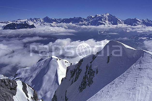 aa1150-18LE : Massif du Mont Blanc depuis la Pointe Percée, Haute-Savoie, Alpes. Europe, CEE, ciel bleu, arête, sommet, panorama, C02, C01 moyenne montagne, nuage, paysage, Annecy 2018 (France).
