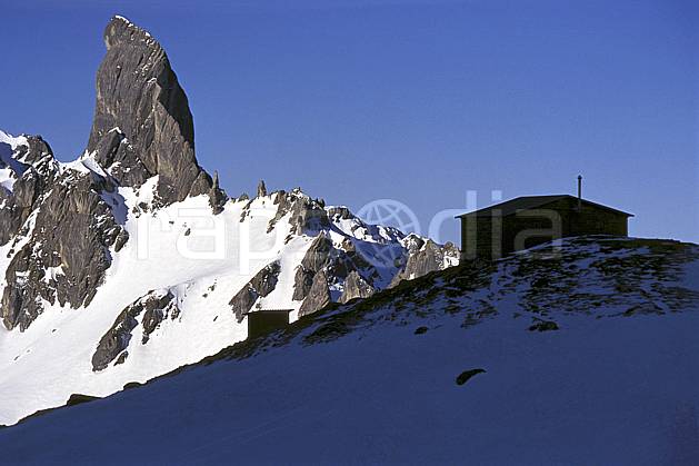 aa1180-33LE : Pierra Menta, Refuge de Presset , Beaufortin, Savoie, Alpes. Europe, CEE, refuge, cabane, ciel bleu, pic, C02, C01 environnement, habitation, moyenne montagne, paysage (France).