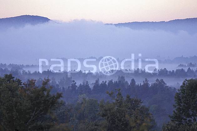 aa1240-26LE : Paysage Jura. Europe, CEE, brouillard, ciel voilé, sapin, C02, C01 arbre, forêt, moyenne montagne, paysage (France).