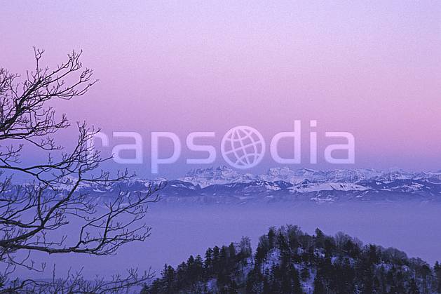 aa1249-08LE : Massif du Mont Blanc depuis le col de la Faucille, Haute-Savoie, Alpes. Europe, CEE, brouillard, coucher de soleil, espace, pureté, panorama, C02, C01 arbre, forêt, moyenne montagne, paysage, Annecy 2018 (France).