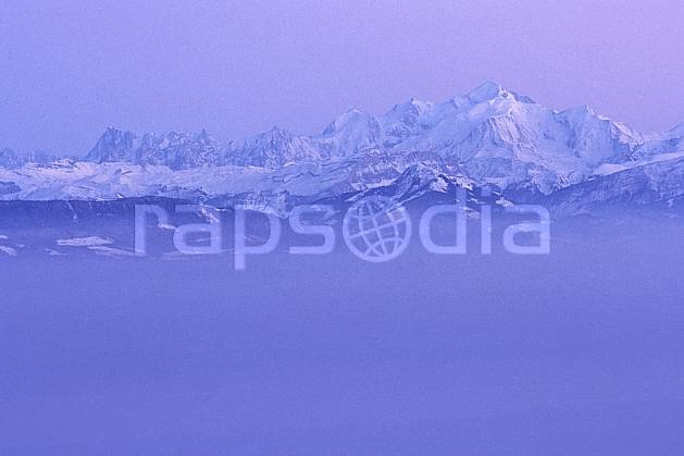aa1249-25LE : Massif du Mont Blanc depuis le col de la Faucille, Haute-Savoie, Alpes. Europe, CEE, panorama, chaine de montagnes, brouillard, froid, C02, C01 moyenne montagne, nuage, paysage, Annecy 2018 (France).