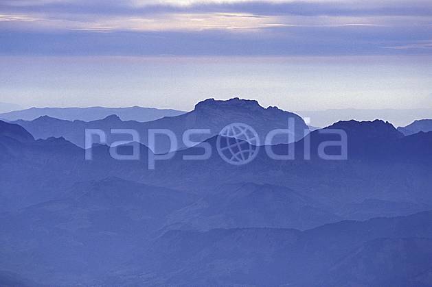 aa1300-13LE : Montagnes dans la brume, Isère, Alpes. Europe, CEE, brouillard, ciel voilé, panorama, C02, C01 moyenne montagne, paysage (France).