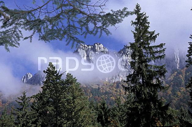 aa2079-19LE : Dents de Lanfon, Haute-Savoie, Alpes. Europe, CEE, ciel nuageux, sapin, C02, C01 arbre, forêt, moyenne montagne, paysage, Annecy 2018 (France).