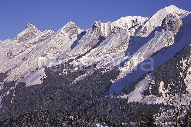 aa2104-35LE : Chaine des Aravis versant nord/ouest, Haute-Savoie, Alpes. Europe, CEE, ciel bleu, sapin, C02, C01 arbre, forêt, moyenne montagne, paysage, Annecy 2018 (France).