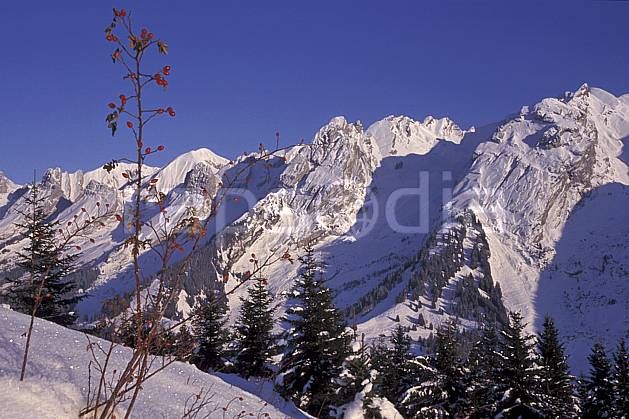 aa2105-10LE : Chaine des Aravis versant nord/ouest, Haute-Savoie, Alpes. Europe, CEE, ciel bleu, sapin, C02, C01 arbre, moyenne montagne, paysage, Annecy 2018 (France).