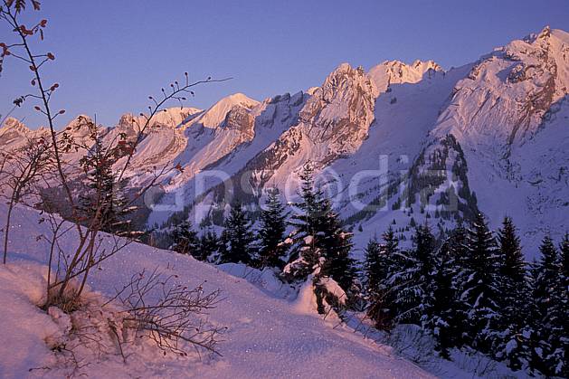 aa2105-23LE : Chaine des Aravis versant nord/ouest, Haute-Savoie, Alpes. Europe, CEE, ciel bleu, sapin, C02, C01 arbre, moyenne montagne, paysage, Annecy 2018 (France).