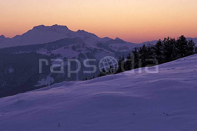 aa2106-08LE : Tournette et plateau de Beauregard, Haute-Savoie, Alpes. Europe, CEE, coucher de soleil, sapin, C02, C01 moyenne montagne, paysage, Annecy 2018 (France).