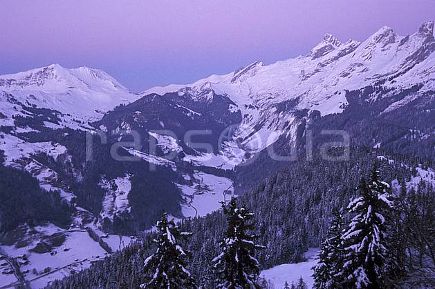 aa2106-15LE : Vallée du Bouchet, Aravis, Haute-Savoie, Alpes. Europe, CEE, coucher de soleil, sapin, C02, C01 arbre, forêt, moyenne montagne, paysage, Annecy 2018 (France).