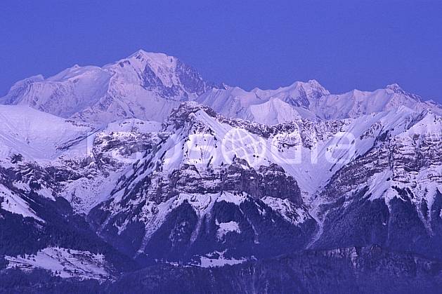 aa2109-25LE : La Beccaz, Crêt des Mouches, Mont Blanc depuis le Semnoz, Haute-Savoie, Alpes. Europe, CEE, ciel bleu, coucher de soleil, C02, C01 moyenne montagne, paysage, Annecy 2018 (France).