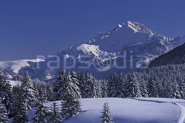 aa2127-26LE : Jallouvre depuis le plateau des Glières, Haute-Savoie, Alpes. Europe, CEE, ciel bleu, sapin, C02, C01 arbre, forêt, moyenne montagne, paysage, Annecy 2018 (France).
