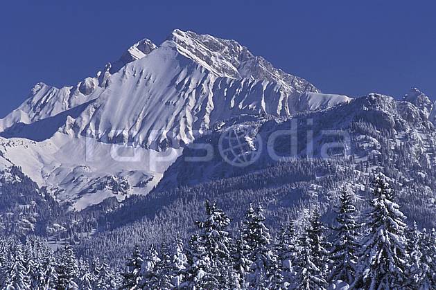 aa2131-10LE : Jallouvre face nord/ouest depuis le plateau des Glières, Haute-Savoie, Alpes. Europe, CEE, ciel bleu, sapin, C02, C01 arbre, forêt, moyenne montagne, paysage, Annecy 2018 (France).