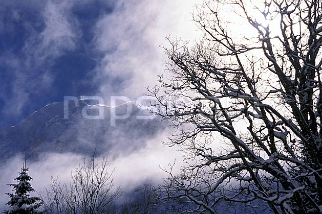 aa2156-19LE : Paysage montagne enneigée, Alpes. Europe, CEE, ciel nuageux, C02, C01 arbre, nuage (France).