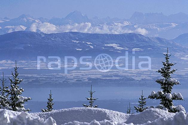 aa2333-15LE : Lac Léman et massif du Mont Blanc depuis le col de la Faucille, Haute-Savoie, Alpes. Europe, CEE, panorama, chaine de montagnes, C02, C01 arbre, lac, moyenne montagne, paysage, Annecy 2018 (France).