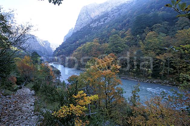 aa2569-27LE : Gorges du Verdon, Le Verdon, Sentier Martel, Var. Europe, CEE, ciel voilé, vallée, C02, C01 arbre, forêt, moyenne montagne, paysage, rivière (France).
