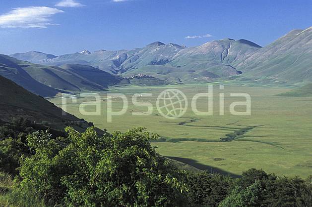 aa2693-27LE : Castellucio di Norcia. Europe, CEE, champ, ciel bleu, fleur, herbe, vallée, C02, C01 moyenne montagne, paysage (Italie).