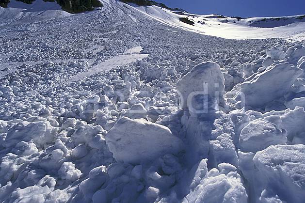 aa2736-04LE : Avalanche, Les Arcs, Savoie, Alpes. Europe, CEE, avalanche, ciel bleu, risque, C02, C01 gros plan, moyenne montagne, paysage (France).