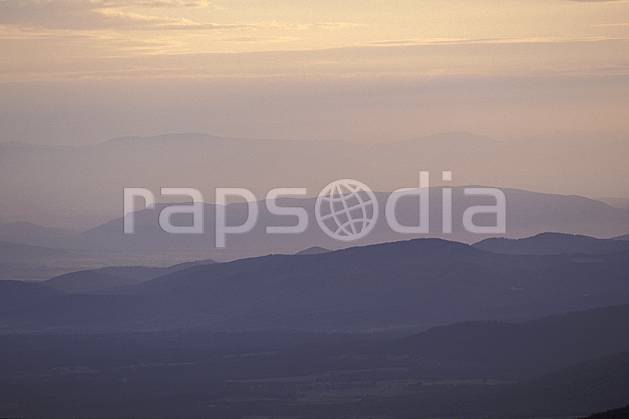 aa2886-02LE : Massif des Maures, Var. Europe, CEE, brouillard, ciel voilé, évasion, espace, pureté, C02, C01 moyenne montagne, paysage (France).