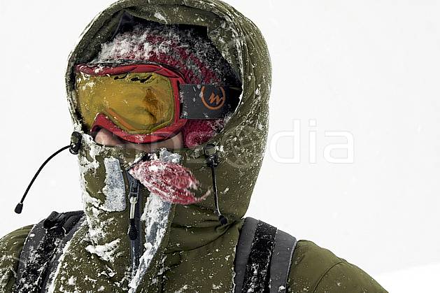ab053494GE bad weather, snowshoeing, on piste skiing, ski mountaineering, off piste skiing, snowboarding, Europe, EEC, sport, leisure, action, randonnée, snowshoeing, mountain sport, ski, bad weather, mask, hurricane, man, people (Norway).