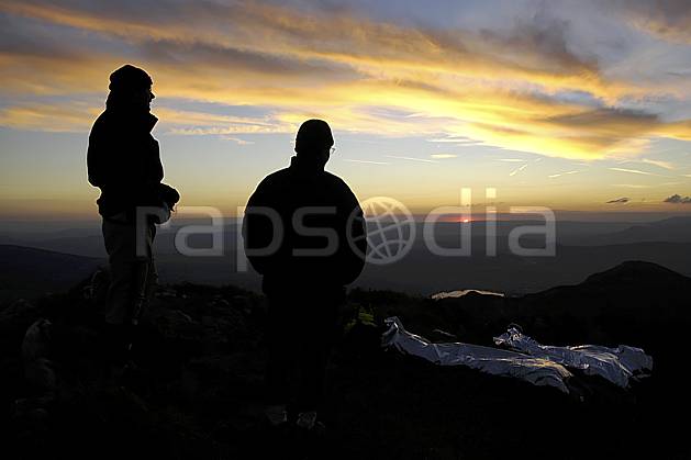 ab055089GE bivouac au sommet des dents de lanfon, haute-savoie, Europe, EEC, night, light, sunset, bivouac, man, middle mountain, cloud, landscape, people, sun, Annecy 2018 (France).