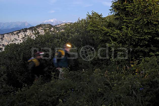 ab055115GE lampe frontale, dents de lanfon, haute-savoie, Europe, EEC, night, light, bivouac, forest, man, middle mountain, landscape, people, portrait, Annecy 2018 (France).