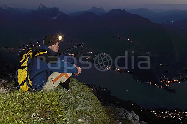 ab055142GE lampe frontale, dents de lanfon, lac d'annecy, haute-savoie, Europe, EEC, night, light, bivouac, man, lake, middle mountain, landscape, people, Annecy 2018 (France).