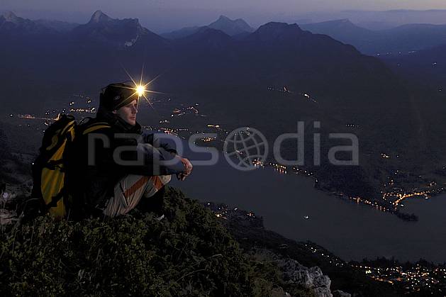 ab055147GE dents de lanfon, lac d'annecy, haute-savoie, alpes, Europe, EEC, night, light, headlamp, bivouac, man, lake, middle mountain, landscape, people, Annecy 2018 (France).
