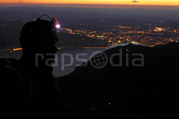 ab055154GE lampe frontale, dents de lanfon, vue sur annecy, haute-savoie, Europe, EEC, night, light, town, aerial view, bivouac, man, lake, middle mountain, landscape, people, Annecy 2018 (France).