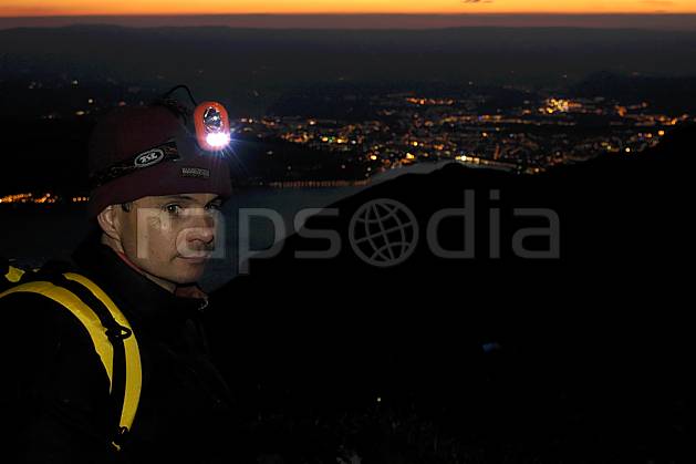 ab055158GE lampe frontale, dents de lanfon, vue sur annecy, haute-savoie, Europe, EEC, night, light, town, aerial view, bivouac, man, lake, middle mountain, landscape, people, portrait, Annecy 2018 (France).