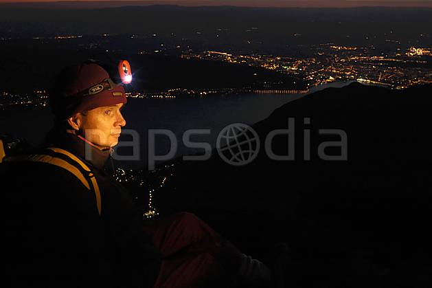 ab055161GE lampe frontale, dents de lanfon, vue sur annecy, haute-savoie, Europe, EEC, night, light, town, aerial view, bivouac, man, lake, middle mountain, landscape, people, portrait, Annecy 2018 (France).