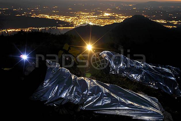 ab055167GE lampe frontale, bivouac au sommet des dents de lanfon, vue sur annecy, haute-savoie, Europe, EEC, night, light, town, aerial view, bivouac, man, lake, middle mountain, landscape, people, Annecy 2018 (France).
