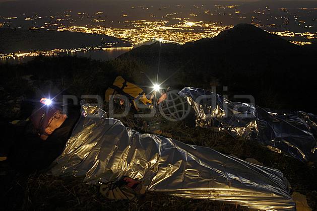 ab055170GE lampe frontale, bivouac au sommet des dents de lanfon, vue sur annecy, haute-savoie, Europe, EEC, night, light, town, aerial view, bivouac, man, lake, middle mountain, landscape, people, Annecy 2018 (France).