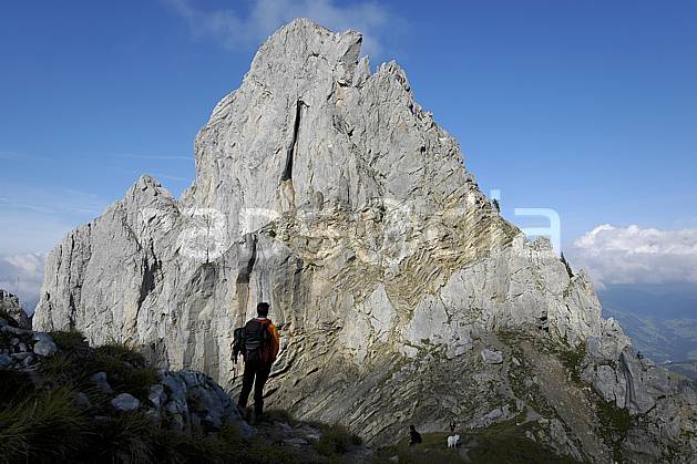 ab055741LE royalty free videmanette, rougemont, alpes, hiking, Europe, sport, leisure, action, mountain sport, cliff, backpack, man, middle mountain, landscape, people (Switzerland).