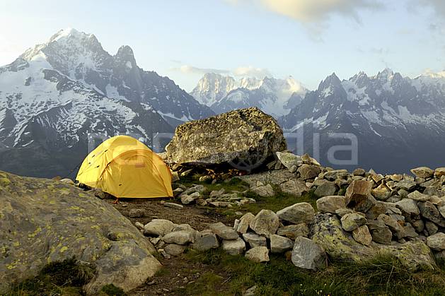 ab071465LE : Bivouac dans les Aiguilles Rouges, vue sur la Verte, les Drus, les Jorasses et les Aiguilles de Chamonix, Alpes. Europe, CEE, tente, camping, solitude, chaine de montagnes, C02 bivouac, moyenne montagne, paysage, personnage (France).