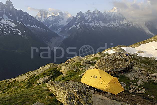 ab071466LE : Bivouac dans les Aiguilles Rouges, vue sur les Jorasses et les Aiguilles de Chamonix, Alpes. Europe, CEE, tente, camping, glacier, solitude, C02 bivouac, moyenne montagne, nuage, paysage, personnage (France).