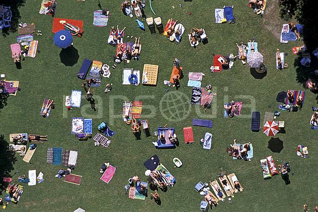 ab2499-25LE : Plage, Lac d'Annecy, Haute-Savoie, Alpes. Europe, CEE, vacances, repos, bronzer, plage, vue aérienne, C02, C01 environnement, groupe, personnage, Annecy 2018 (France).