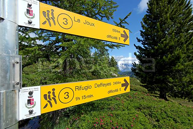 ae041269LE : Panneau de randonnée, au-dessus de La Thuile. randonnée pédestre Europe, CEE, sport, rando, loisir, action, sport de montagne, panneau, signalisation, signalisation, C02, C01 environnement, forêt, moyenne montagne (Italie).