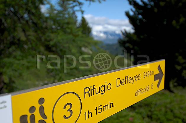 ae041273LE : Panneau de randonnée, au-dessus de La Thuile. randonnée pédestre Europe, CEE, sport, rando, loisir, action, sport de montagne, panneau, signalisation, signalisation, C02, C01 environnement, forêt, moyenne montagne, gros plan (Italie).
