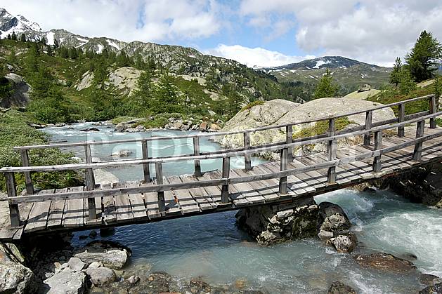 ae041274LE : Pont de bois, au-dessus de La Thuile. Europe, EEC, bridge environment, middle mountain, landscape, river (Italy).