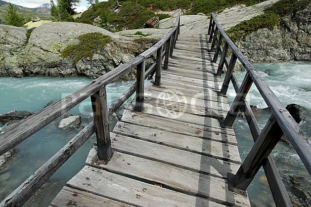 ae041280LE : Pont de bois, au-dessus de La Thuile. Europe, EEC, bridge environment, middle mountain, landscape, river (Italy).