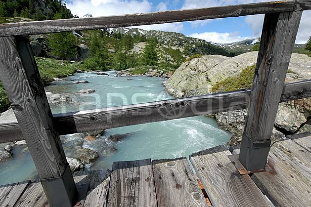 ae041281LE : Pont de bois, au-dessus de La Thuile. Europe, CEE, pont, C02, C01 environnement, moyenne montagne, paysage, rivière (Italie).