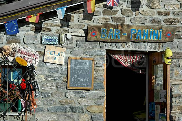 ae042136LE : Col Checrouit, Alpes. Europe, CEE, pierre, refuge, bar, restaurant, drapeau, C02, C01 environnement, habitation, moyenne montagne, patrimoine (Italie).
