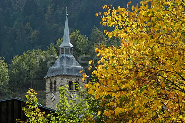 ae042507LE : Beaufort, Savoie, Alpes. Europe, CEE, église, village, cloche, C02, C01 arbre, environnement, flore, habitation, moyenne montagne, patrimoine, paysage (France).