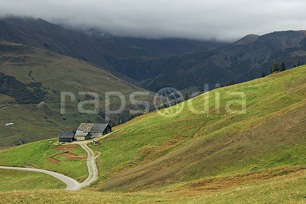 ae042586LE : Beaufortain, Savoie, Alpes. Europe, CEE, cabane, route, mauvais temps, C02, C01 environnement, habitation, moyenne montagne, nuage, paysage (France).