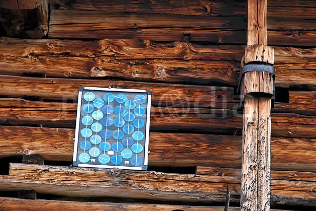 ae042698LE : Panneau solaire, Les Bouchets, Beaufortain, Savoie, Alpes. Europe, CEE, cabane, C02, C01 environnement, gros plan, habitation, moyenne montagne (France).