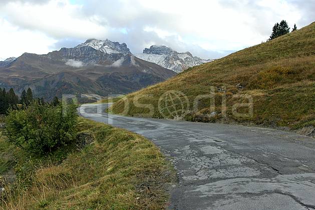 ae042723LE : Beaufortain, Savoie, Alpes. Europe, CEE, route, C02, C01 environnement, moyenne montagne, paysage, transport (France).